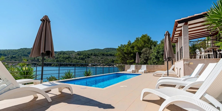 Villa am Strand with private pool